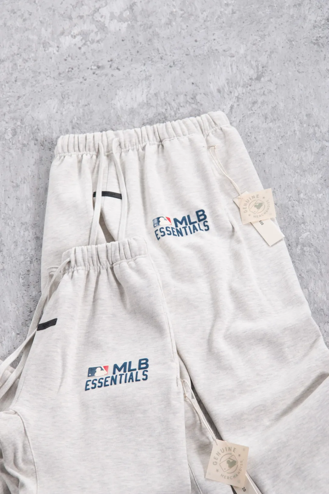 135 ESSENTIALS joint MLB pants Order number: 3396 Color: Gray MLB joint fog joint monogram sweatpants Fabric: Mainly made of pure cotton terry cloth with velvet inside, soft and thick to the touch, excellent warmth retention Technology: Cut with leggings sweatpants, with neat hem design, elastic band and drawstring at the waist MLB Logo on the thigh is offset printing process Details: All accessories are customized The level of precision can be compared with the domestic cross-border dedicated Size table: S (waist 33, trouser length 101, hip 53.5, foot 19) M (waist 35, trouser length 103, hip 55.5, foot 20) L (waist 37, trouser length 105, hip 57.5, foot 21) XL (waist 39, trouser length 107, hip 59.5, foot 22) Recommendations 172cm and below, 80-140kg S 172-177cm, 140-160kg M 177-182cm, 160-180kg L 182-187cm, 180kg XL
